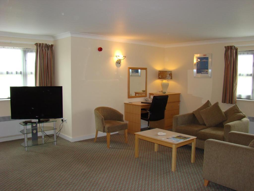 The Wiltshire Hotel, Golf And Leisure Resort Swindon Room photo